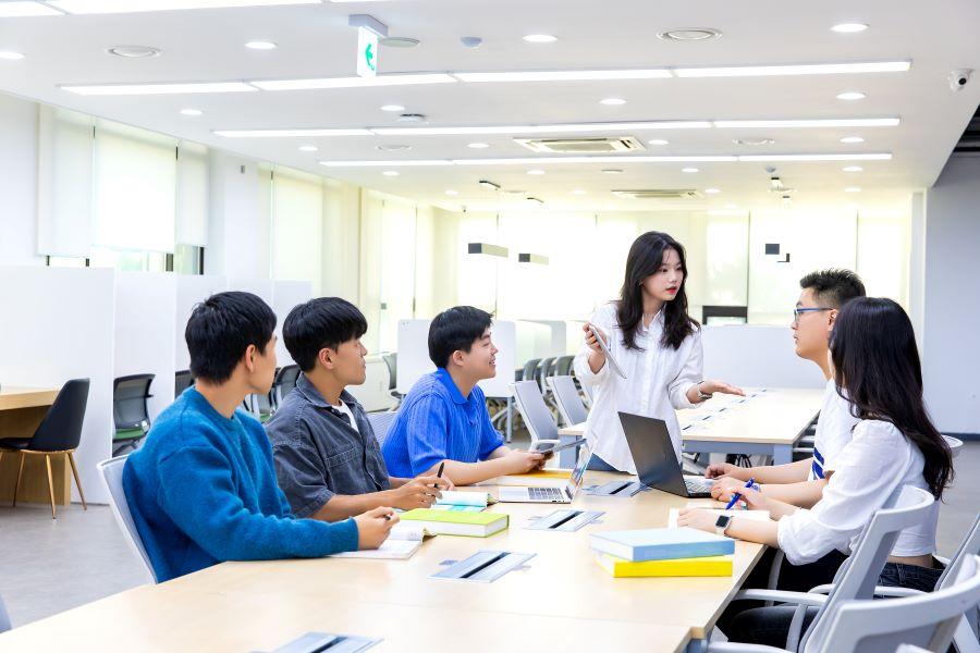 대학일자리플러스센터 내부에서 토론하는 학생들 이미지